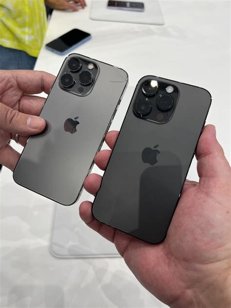 How big is the iPhone 14 vs 14 pro?